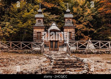 Malerische Aussicht auf felsige Treppen, die zur hölzernen russischen Kapelle auf dem Vrsic-Pass in Slowenien führen Stockfoto