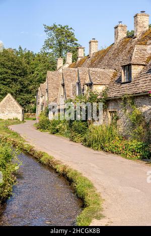 Abendlicht fällt auf die Arlington Row, Weberhütten aus dem späten 14th. Jahrhundert im Cotswold-Dorf Bibury, Gloucestershire, Großbritannien Stockfoto