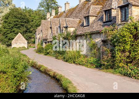 Abendlicht fällt auf die Arlington Row, Weberhütten aus dem späten 14th. Jahrhundert im Cotswold-Dorf Bibury, Gloucestershire, Großbritannien Stockfoto