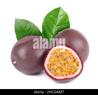 Passionsfrucht mit grünen Blättern, isoliert auf weißem Hintergrund. Passionsfrucht oder Maracuya, exotische Frucht. Beschneidungspfad. Stockfoto