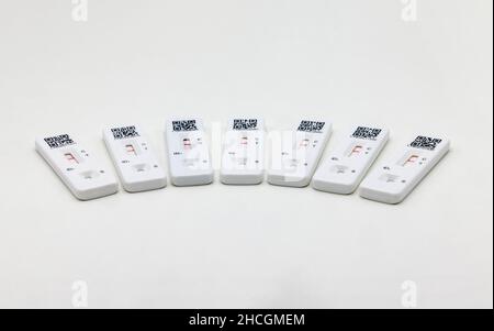 ACON Flowflex SARS-CoV-2 Antigen Rapid Test Selbsttest (Lateral Flow Test), vom NHS geliefert, 7 Testkassetten mit negativem Ergebnis Stockfoto