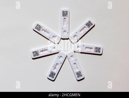 ACON Flowflex SARS-CoV-2 Antigen Rapid Test Selbsttest (Lateral Flow Test), vom NHS geliefert, 7 Testkassetten mit negativem Ergebnis Stockfoto