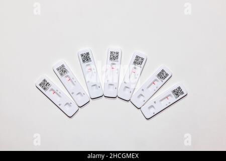 ACON Flowflex SARS-CoV-2 Antigen Rapid Test Selbsttest (Lateral Flow Test), vom NHS geliefert, 7 Testkassetten mit negativem Ergebnis Stockfoto