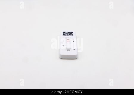 ACON Flowflex SARS-CoV-2 Antigen Rapid Test Selbsttest (Lateral Flow Test) Testkassette vom NHS geliefert mit negativem (klares) Ergebnis Stockfoto