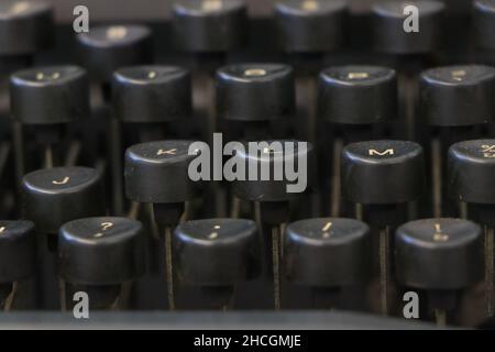 Nahaufnahme einer alten schwarzen Schreibmaschinentastatur mit runden Tasten. Hochwertige Fotos Stockfoto