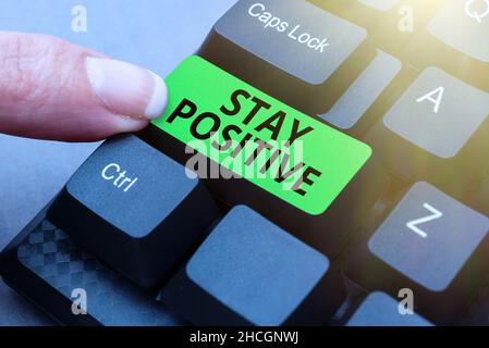 Der Text der Handschrift bleibt positiv. Geschäftsübersicht Erwecken von Gedanken Optimismus und echte Abstraktion Online-Erfassung von Untersuchungshinweisen Stockfoto