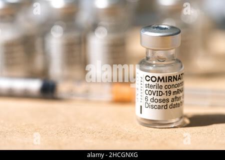 COVID-19 mrna biontech pfizer SARS-Virusimpfampullen. COMIRNATY mRNA-Impfstoff auf weißem Hintergrund. Spritze mit COMIRNATY-Impfstoff gegen SARS Stockfoto
