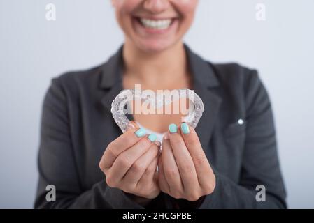 Kaukasische Frau mit zwei transparenten herzförmigen Ausrichtern Stockfoto