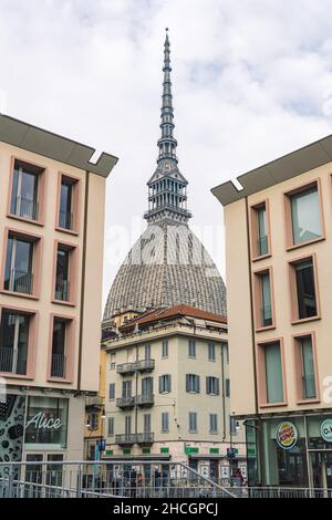 Mole Antonelliana Turm, großes Wahrzeichen Gebäude in Turin, Italien, benannt nach seinem Architekten, Alessandro Antonelli, vertikal Stockfoto