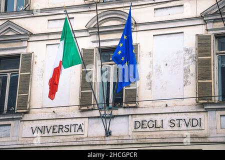 Italienische Universität Turin, öffentliche Forschungs- und Ausbildungsuniversität in der Stadt Turin, Italien mit italienischen und europäischen Flaggen auf der Außenseite Stockfoto