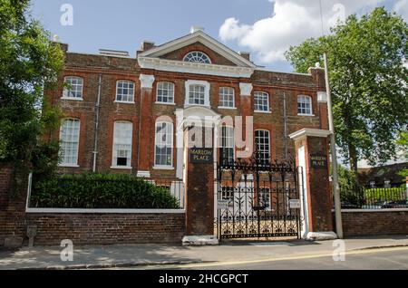 Marlow, Großbritannien - 19. Juli 2021: Blick auf die Vorderseite des historischen Marlow Place in Marlow, Buckinghamshire. Derzeit als Büros genutzt, die 1721 gebaut hous Stockfoto