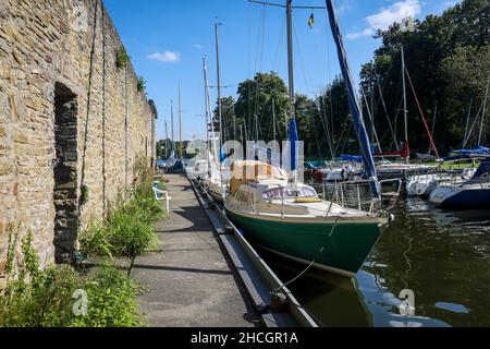 Essen, Ruhrgebiet, Nordrhein-Westfalen, Deutschland - Segelboote im Haus Scheppen am Baldeneysee. Das Haus Scheppen ist eine ehemalige edle Feudalesta Stockfoto