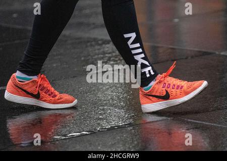 Red Vapor Max Sportschuhe in Southport, Merseyside, UK Wetter; mäßige Brise und Regenschauer in Southport. Verkaufsgeschäfte Schilder, Käufer einkaufen im Nordwesten der Innenstadt. Barmy Temperaturen von 11C, wie die Modehändler verkaufen Winter Stock. Credit MediaWorldImages/AlamyLiveNews Stockfoto