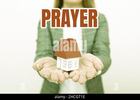 Handschrift Zeichen Gebet. Wort für die feierliche Bitte um Hilfe oder Dankesbekundung an die Orbusinessfrau Gott, Die die Orpresenting hält Stockfoto