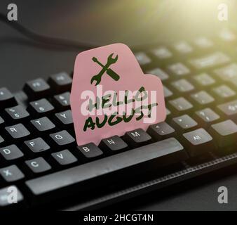 Schild zeigt Hallo August an. Geschäftskonzept ein positiver Gruß für den Monat der Sommersaison Online-Website eingeben Informationen, Redaktion und Stockfoto
