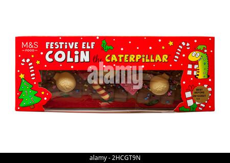 Festlicher Elf Colin die Caterpillar-Torte von M&S isoliert auf weißem Hintergrund Stockfoto