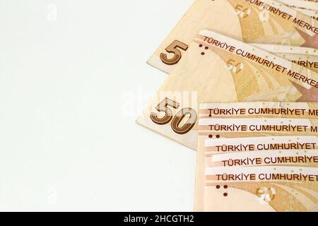 Türkische 50-Lira-Banknoten auf weißer Oberfläche mit Kopieplatz.Oben- und Halbansicht Stockfoto