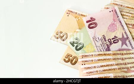 Türkische fünfundzwanzigundzwanzig Lira-Banknoten auf weißer Oberfläche mit großer Kopiefläche. Obere und halbe Ansicht Stockfoto