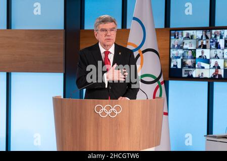 (211229) -- PEKING, 29. Dezember 2021 (Xinhua) -- das am 10. März 2021 aufgenommene Aktenfoto zeigt den amtierenden Präsidenten des Internationalen Olympischen Komitees, Thomas Bach, nach seiner Wiederwahl in Lausanne, Schweiz, zu sprechen. Thomas Bach, amtierender Präsident des Internationalen Olympischen Komitees (IOC), wurde während der IOC-Sitzung 137th, die am 10. März online stattfand, für weitere vier Jahre bis 2025 wiedergewählt. (Greg Martin/IOC über Xinhua) Stockfoto