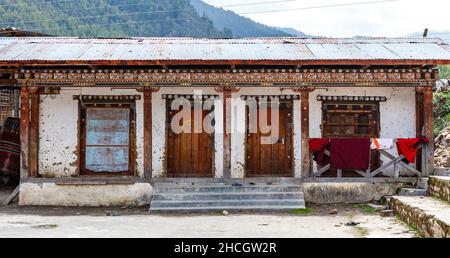 Außenansicht eines Mönchsdorms neben einem Kloster im Haa Valley, Bhutan, Asien Stockfoto