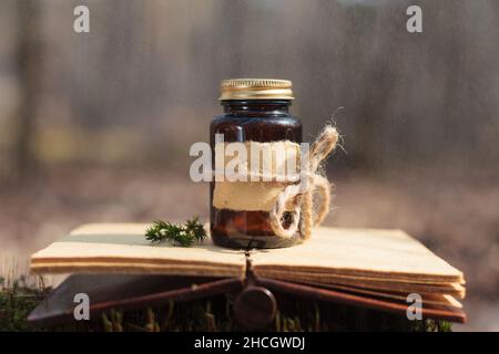 Konzept im Zusammenhang mit der Behandlung mit Kräutern. Natürliche pflanzliche Ergänzung Stockfoto