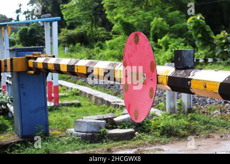 Foto eines Stoppschildes in einem Bahnübergang Stockfoto