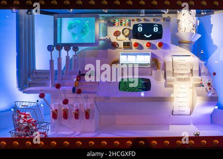 Traditionelle Weihnachtsausstellungen in den Fenstern des Hudson Bay Stores, der sich in der Bay Street im Stadtzentrum befindet. 29. Dezember 2021 Stockfoto