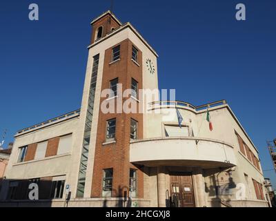 CHIVASSO, ITALIEN - CA. DEZEMBER 2021: Casa del Fascio Gebäude, ehemaliger lokaler faschistischer Zweigsitz Stockfoto