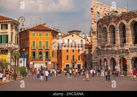 VERONA, ITALIEN 10. SEPTEMBER 2020: Piazza Bra in Verona in Italien bei Sonnenuntergang Stockfoto