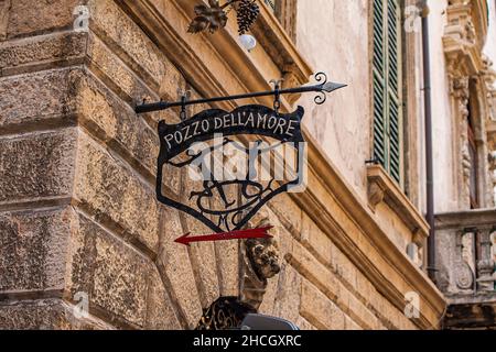 VERONA, ITALIEN 10. SEPTEMBER 2020: Altes handgemachtes Schild in Verona Stockfoto