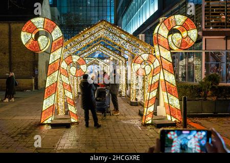 Weihnachtslichter am Eingang zum Cadillac Fairview Eaton Centre, einem der größten Einkaufszentren in Kanada, 29. Dezember 2021 Stockfoto