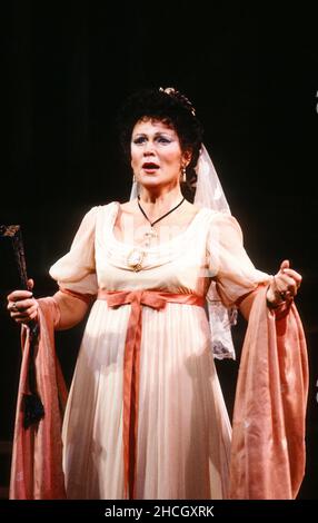 Akt 1: Elizabeth Holleque (Floria Tosca) in TOSCA von Puccini an der Royal Opera, Covent Garden, London WC2 12/09/1992 Dirigent: Zubin Mehta Bühnenbild: Renzo Mongiardino Kostüme: Marcel Escoffier Revival Beleuchtung: John B Original lesen Regie: Franco Zeffirelli Revival Regie: John Cox Stockfoto