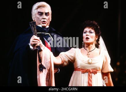 Akt 1: Silvano Carroli (Baron Scarpia), Elizabeth Holleque (Floria Tosca) in TOSCA von Puccini an der Royal Opera, Covent Garden, London WC2 12/09/1992 Dirigent: Zubin Mehta Bühnenbild: Renzo Mongiardino Kostüme: Marcel Escoffier Revival Beleuchtung: John B Original lesen Regie: Franco Zeffirelli Revival Regisseur: John Cox Stockfoto