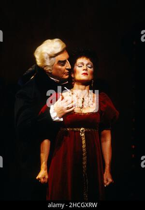 Akt 2: Silvano Carroli (Baron Scarpia), Elizabeth Holleque (Floria Tosca) in TOSCA von Puccini an der Royal Opera, Covent Garden, London WC2 12/09/1992 Dirigent: Zubin Mehta Bühnenbild: Renzo Mongiardino Kostüme: Marcel Escoffier Revival Beleuchtung: John B Original lesen Regie: Franco Zeffirelli Revival Regisseur: John Cox Stockfoto