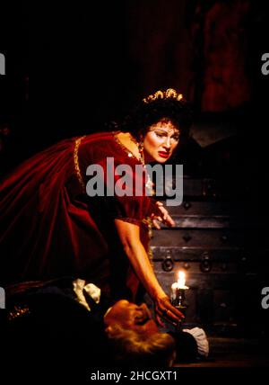 Akt 2: Silvano Carroli (Baron Scarpia), Elizabeth Holleque (Floria Tosca) in TOSCA von Puccini an der Royal Opera, Covent Garden, London WC2 12/09/1992 Dirigent: Zubin Mehta Bühnenbild: Renzo Mongiardino Kostüme: Marcel Escoffier Revival Beleuchtung: John B Original lesen Regie: Franco Zeffirelli Revival Regisseur: John Cox Stockfoto