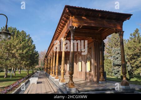 Das traditionelle Gebäude, in dem die Metalltafeln mit den Namen der usbekischen toten Soldaten aus dem Zweiten Weltkrieg untergebracht sind. Am Memorial Square in Taschkent, Usbekistan. Stockfoto