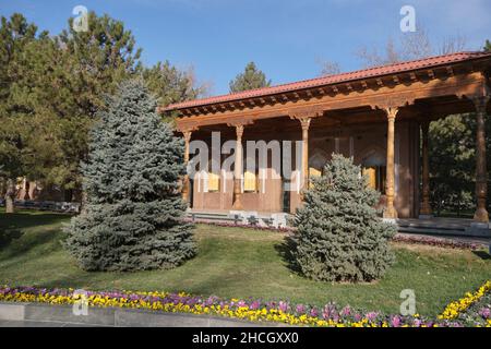 Das traditionelle Gebäude, in dem die Metalltafeln mit den Namen der usbekischen toten Soldaten aus dem Zweiten Weltkrieg untergebracht sind. Am Memorial Square in Taschkent, Usbekistan. Stockfoto