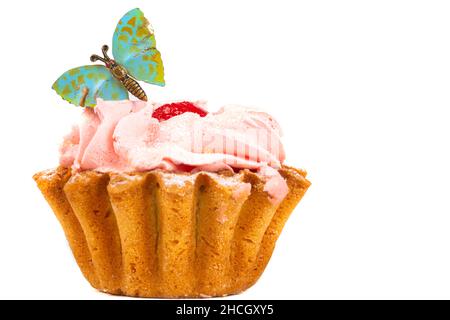 Kuchen mit Proteincreme, verziert mit einem Schmetterling auf einem weißen Teller. Ein schönes süßes Dessert. Stockfoto