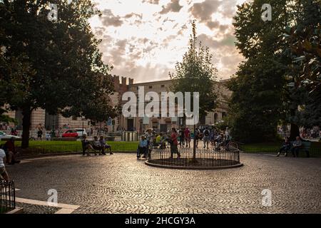 VERONA, ITALIEN 10. SEPTEMBER 2020: Piazza Bra in Verona in Italien bei Sonnenuntergang Stockfoto