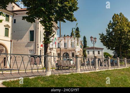 TREVISO, ITALIEN 13. AUGUST 2020: Landschaft von Gebäuden in Treviso in Italien Stockfoto