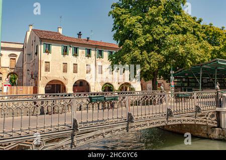 TREVISO, ITALIEN 13. AUGUST 2020: Isola della pescheria, Fischmarkt Insel in englisch, in Treviso in Italien Stockfoto