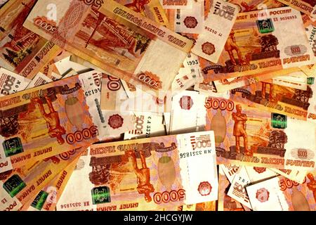 Russisches Geld. Fünftausendste Banknoten russischer Rubel mit Blick auf Chabarowsk. Weiches Licht. Stockfoto