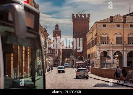 FERRARA, ITALIEN 29 JULY 2020 : eindrucksvolle Ansicht der Straße, die zum historischen Zentrum von Ferrara führt, mit Blick auf das Schloss und das Leben auf der Straße Stockfoto