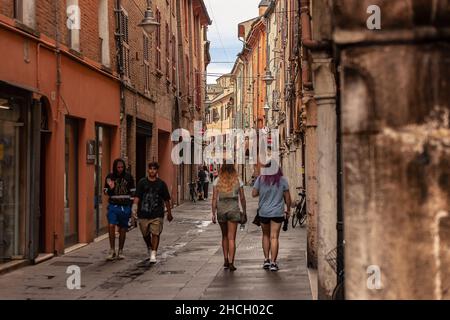 FERRARA, ITALIEN 29 JULY 2020 : Alley von Ferrara in Italien voller Menschen zu Fuß Stockfoto