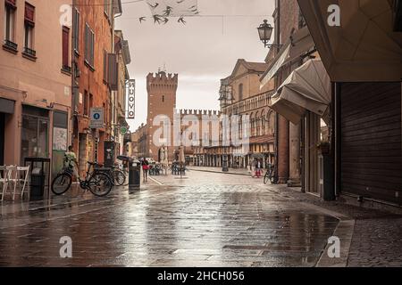 FERRARA, ITALIEN 29 JULY 2020 : eindrucksvolle Ansicht der Straße, die zur Piazza Trento Trieste in Ferrara in Italien mit Menschen in ihrem täglichen Leben führt Stockfoto