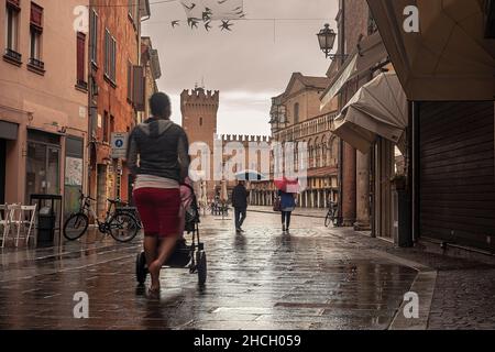 FERRARA, ITALIEN 29 JULY 2020 : eindrucksvolle Ansicht der Straße, die zur Piazza Trento Trieste in Ferrara in Italien mit Menschen in ihrem täglichen Leben führt Stockfoto