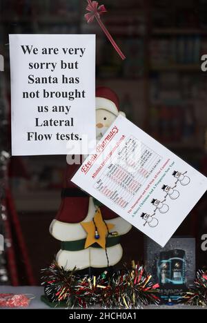 Etwall, Derbyshire, Großbritannien. 29th. Dezember 2021. Ein Zeichen, das auf das Fehlen von Covid-19-Lateral-Flow-Tests hinweist, hängt im Fenster einer Apotheke, nachdem die Apotheker vor lückenhaften Lieferungen von schnellen Covid-Tests nach Änderungen der Selbstisolationsregeln gewarnt hatten. Credit Darren Staples/Alamy Live News. Stockfoto