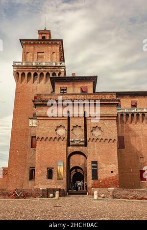 FERRARA, ITALIEN 29 JULY 2020 : mittelalterliche Burg von Ferrara die historische italienische Stadt Stockfoto