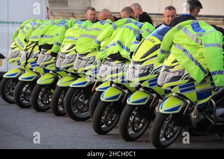 Eine Reihe von BMW Metropolitan Polizeimotorrädern parkte, während Beamte in Westminster, London, Großbritannien, warteten Stockfoto