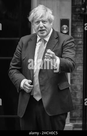Der britische Premierminister Boris Johnson spricht und handelt vor der Downing Street 10, London, Großbritannien Stockfoto